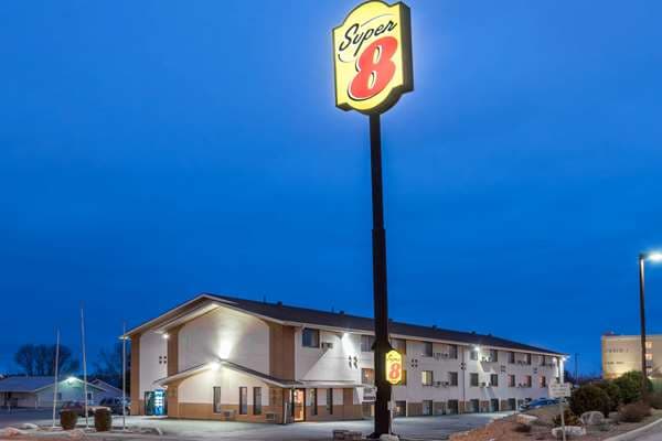 Super 8 by Wyndham Bismarck