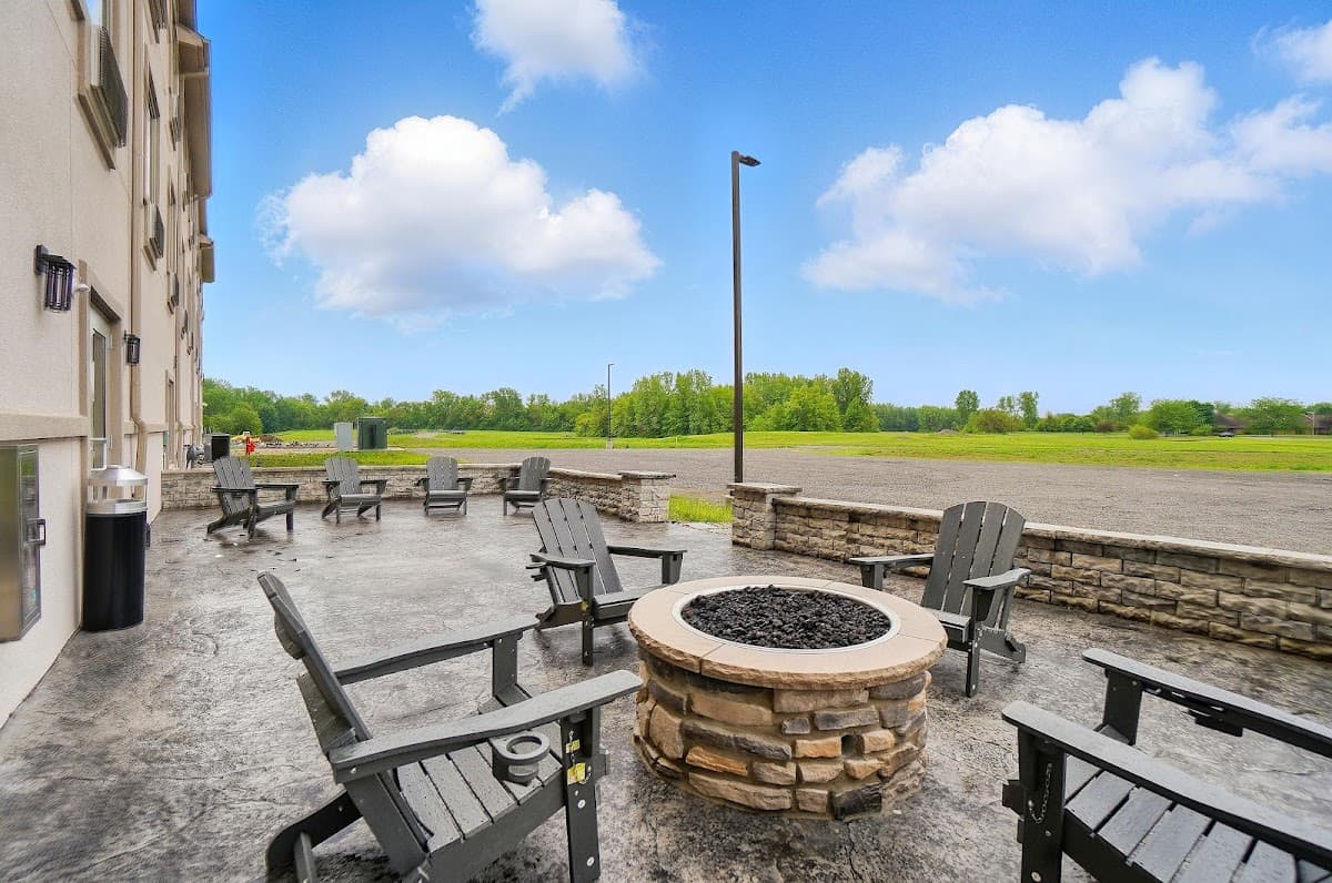 Cobblestone Hotel & Suites - Russells Point at Indian Lake
