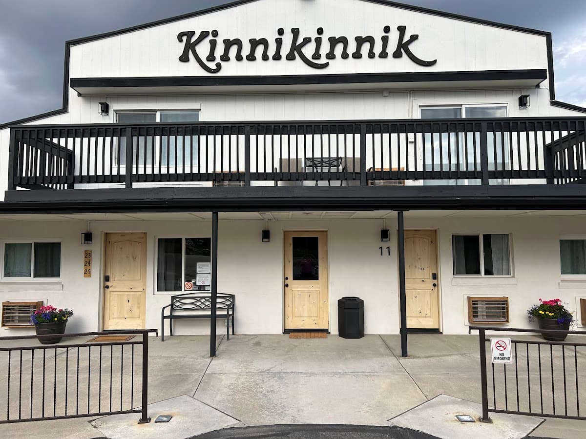 Kinnikinnik Motor Lodge