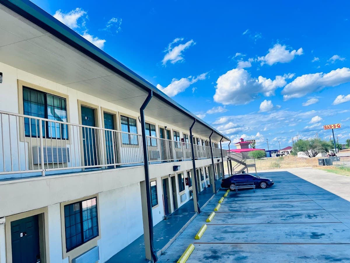 OYO Garden Inn and Suites Pearsall I-35 East
