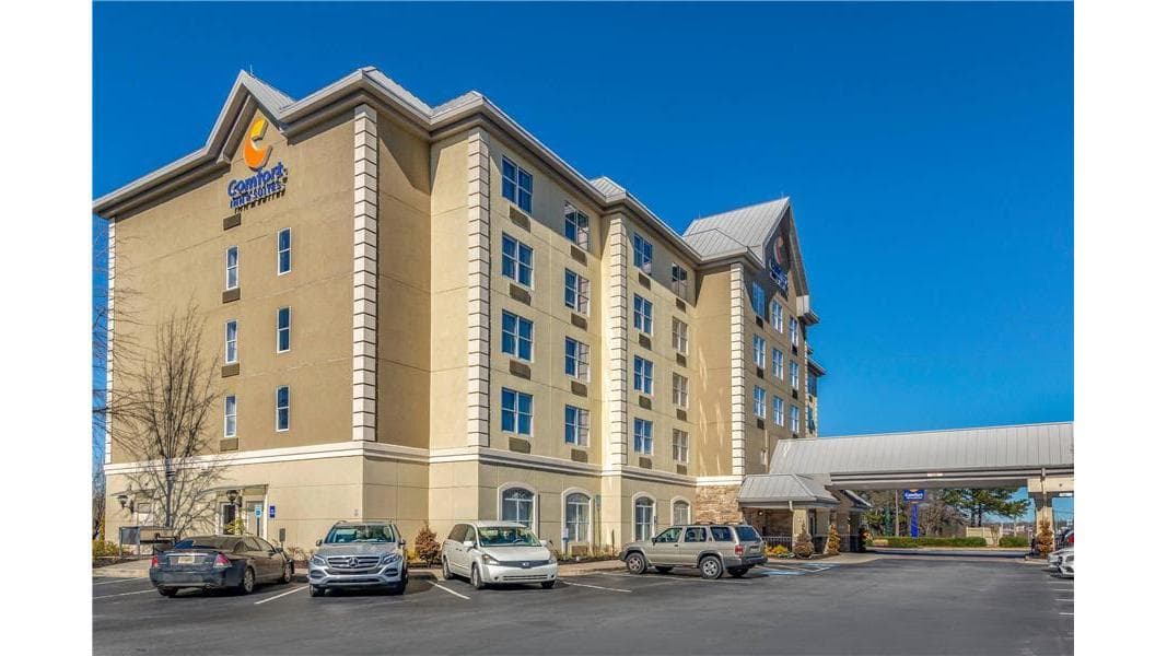 Comfort Inn & Suites near Six Flags