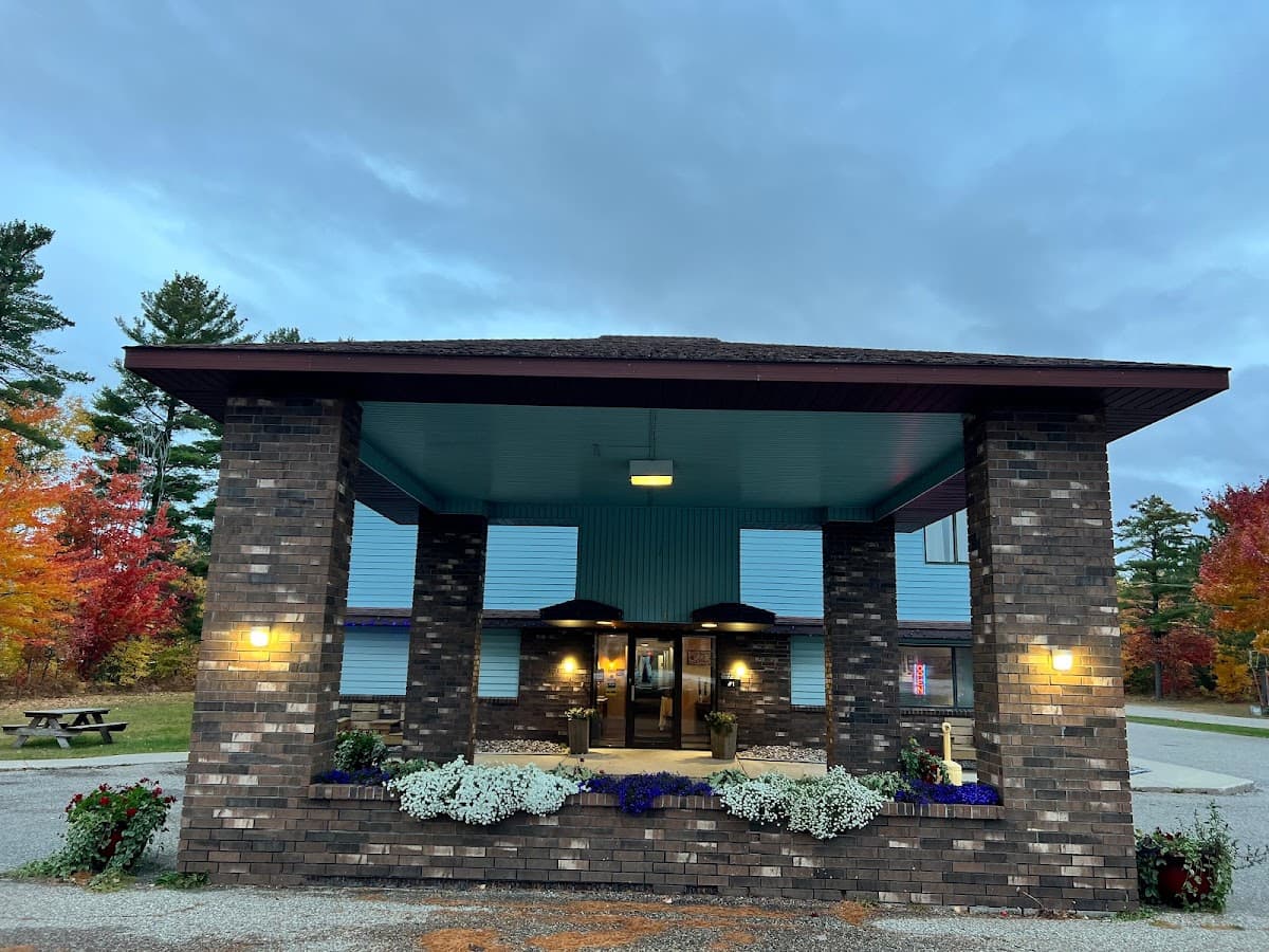 Paradise Inn & Suites