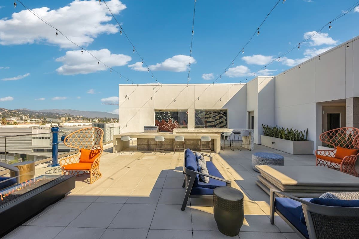 One Lux Stay Hollywood View LA Suites