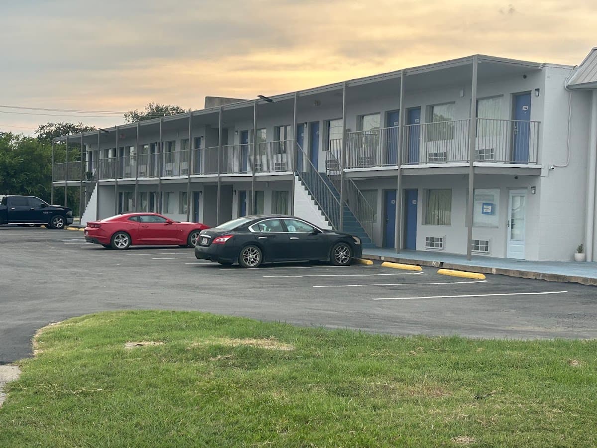 Motel 6 Waco, TX - Lacey Lakeview