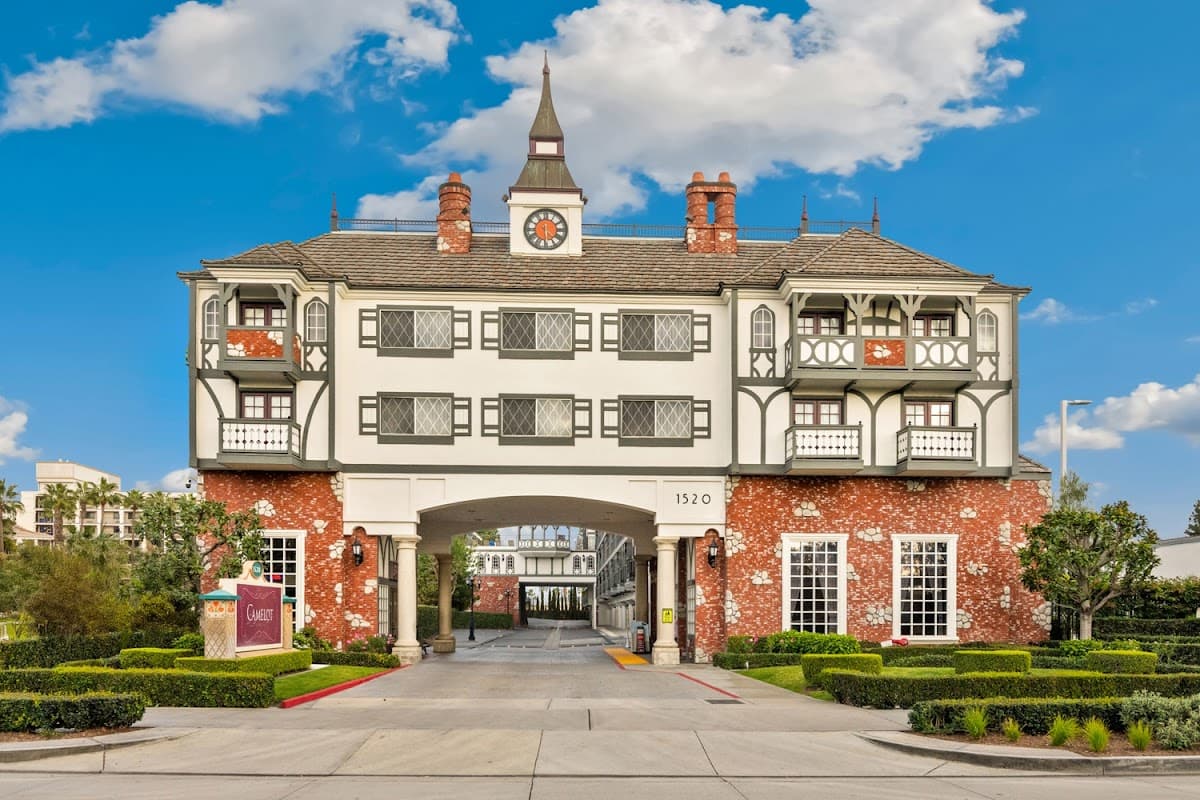 Camelot Inn & Suites