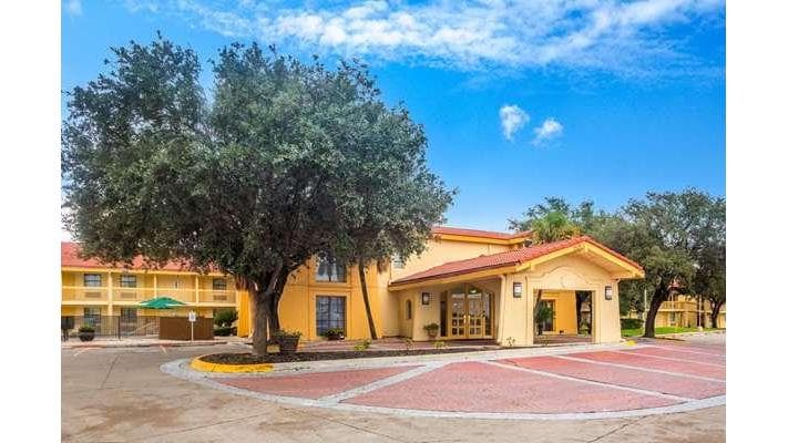 Super 8 by Wyndham Eagle Pass - Formerly La Quinta