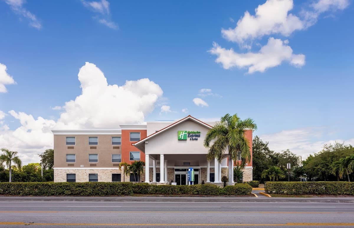 Holiday Inn Express & Suites Lantana by IHG