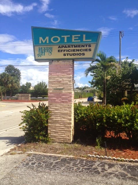 Holiday House Motel