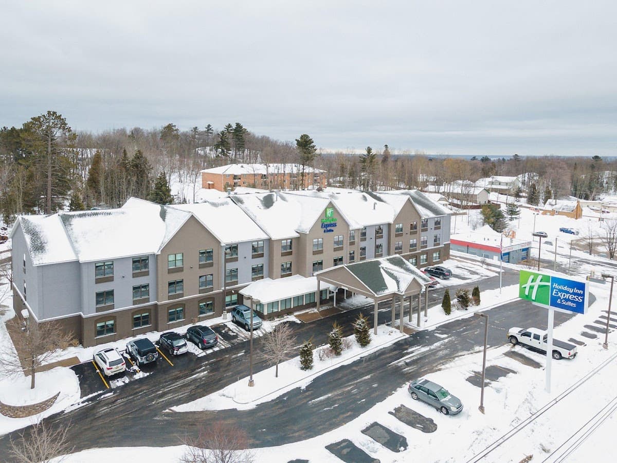 Holiday Inn Express & Suites Marquette by IHG
