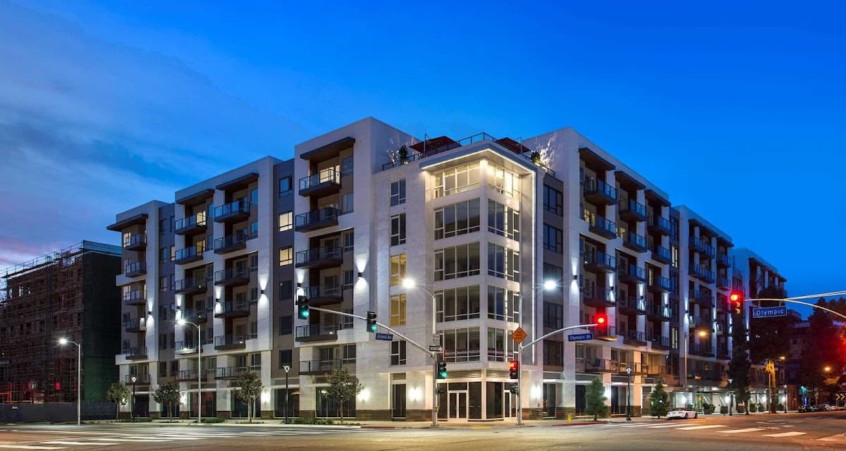 1000 Grand by Windsor Apartments