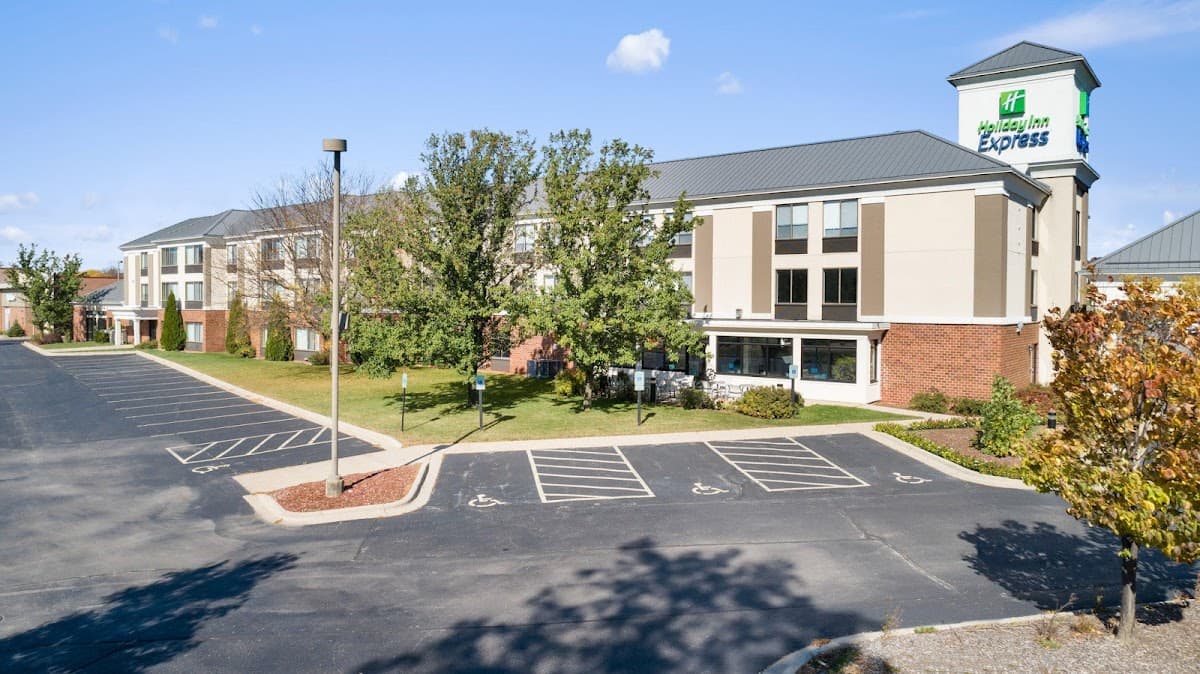 Holiday Inn Express & Suites Delafield by IHG