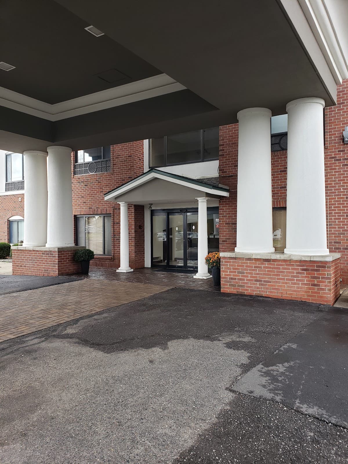 Holiday Inn Express & Suites Detroit - Utica, an IHG Hotel