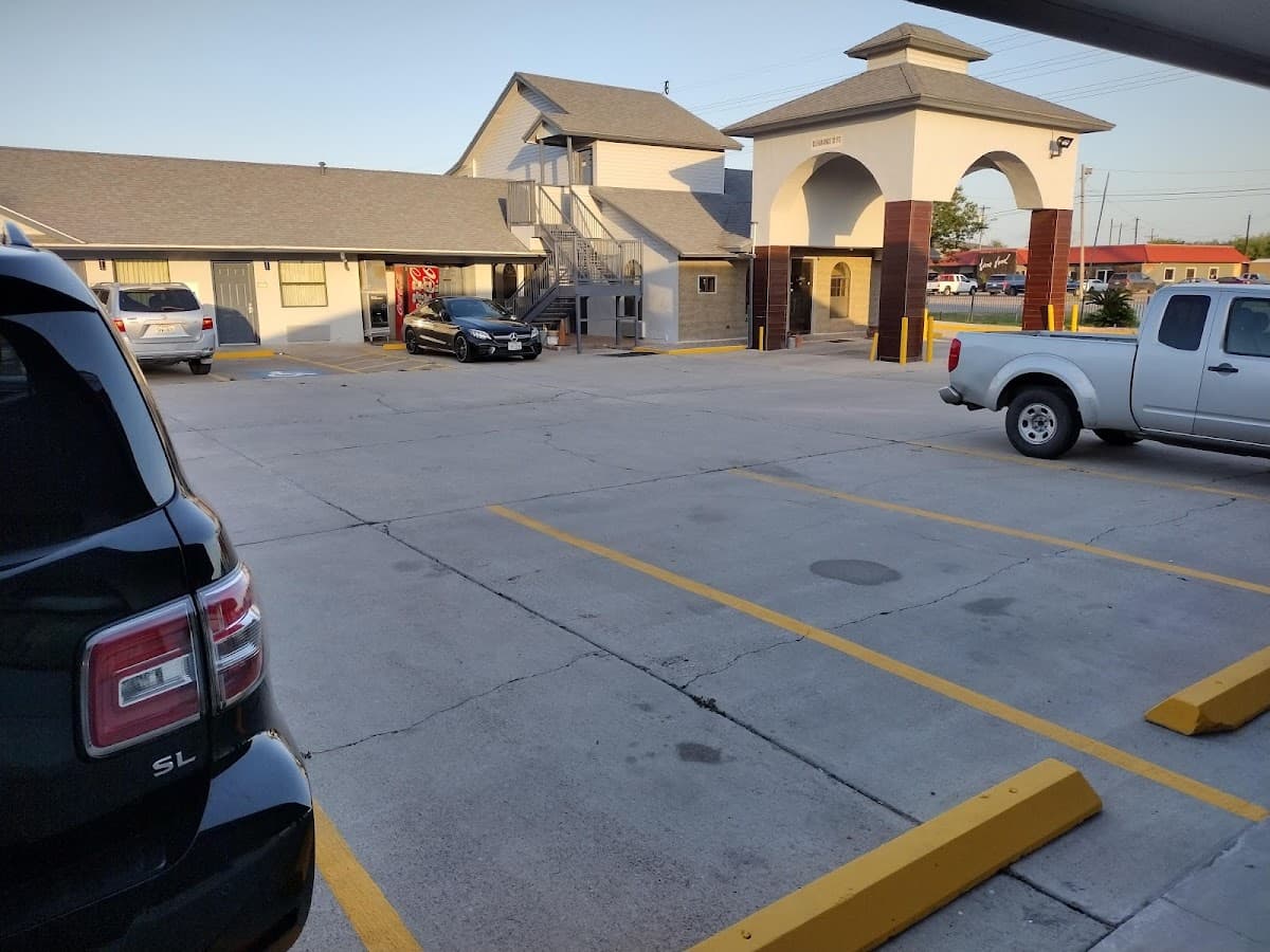 Deluxe Inn & Suites