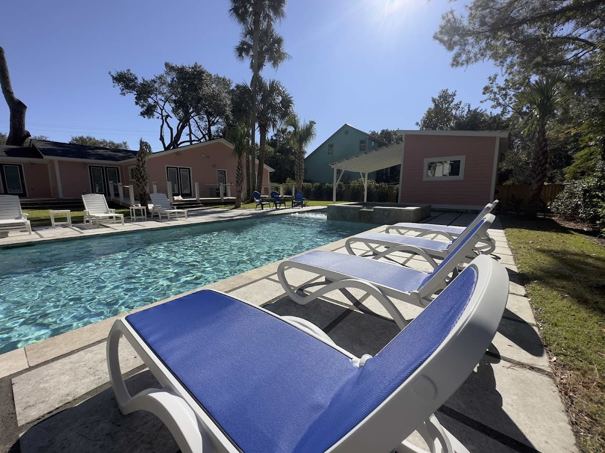IOP Escapes Tickled Pink - 4 Bedroom Cottage with Private Pool