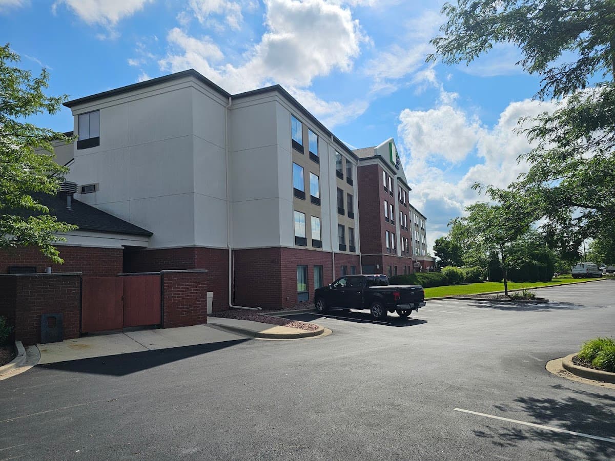 Holiday Inn Express & Suites Milwaukee-New Berlin by IHG
