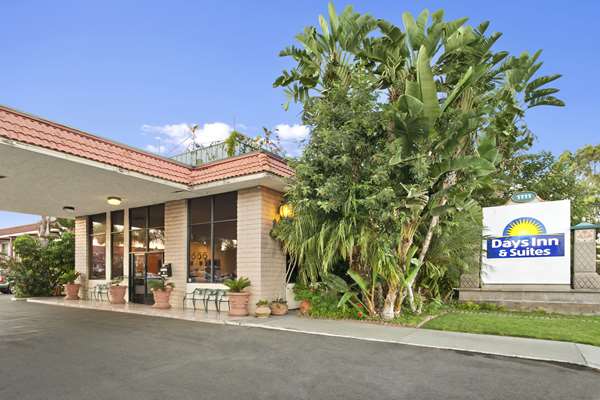 Days Inn & Suites by Wyndham Anaheim At Disneyland Park