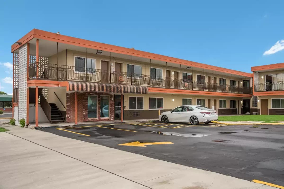 Econo Lodge Inn & Suites