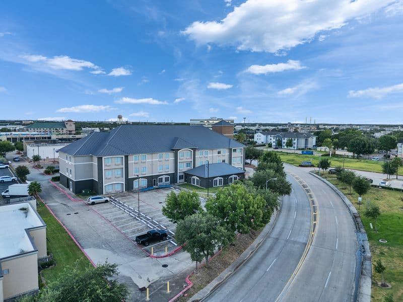Platinum Inn & Suites Webster
