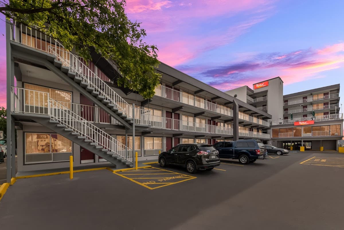 Red Roof PLUS+ & Suites Virginia Beach - Seaside