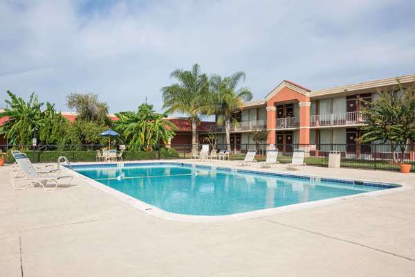 Deluxe Studios Lake Jackson/Clute