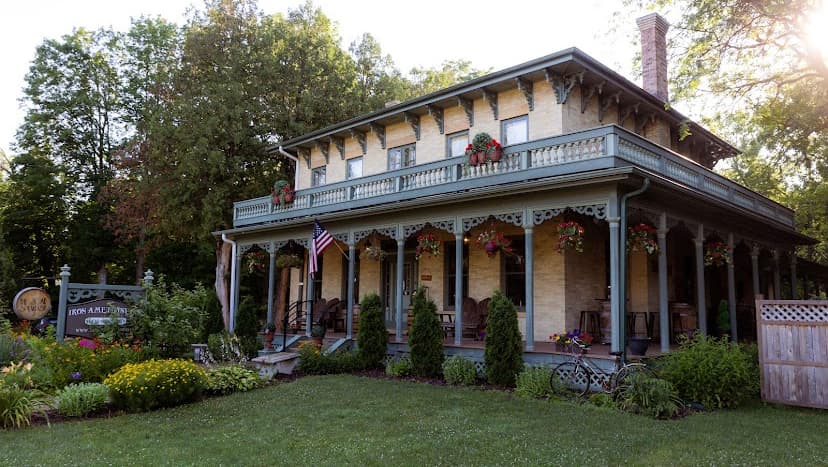 Iron Amethyst Inn & The 2One Speakeasy