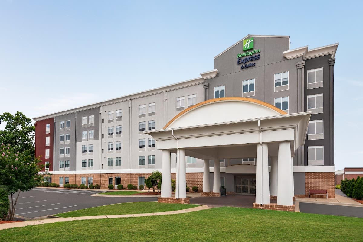 Holiday Inn Express & Suites Fredericksburg by IHG