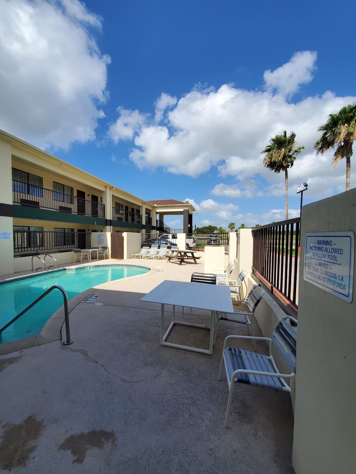 Deluxe Inn & Suites