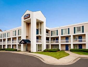 Howard Johnson by Wyndham Lansing IL