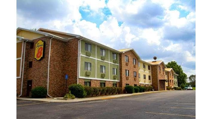 Super 8 by Wyndham Lenexa Overland Park/Mall Area