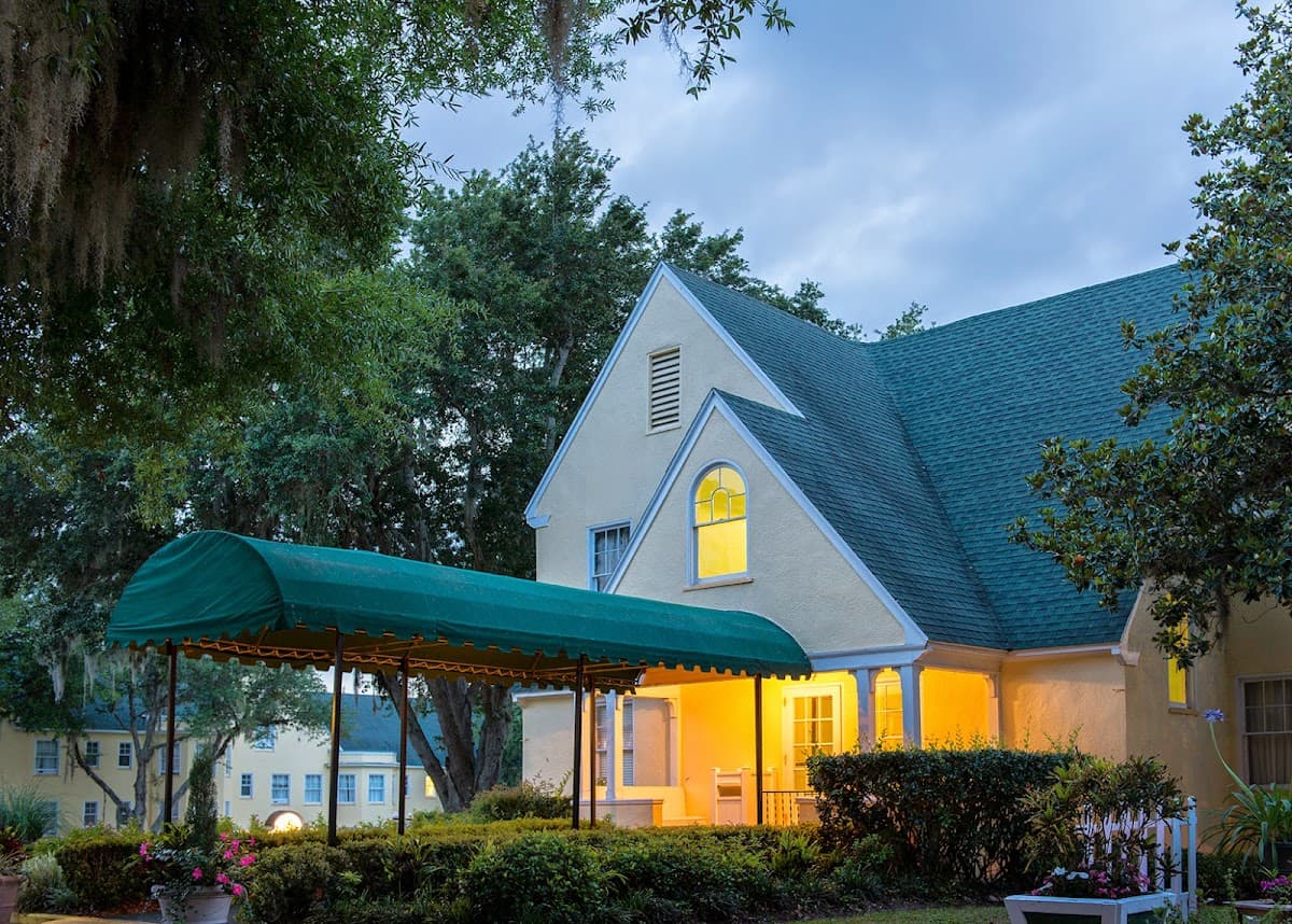 Lakeside Inn