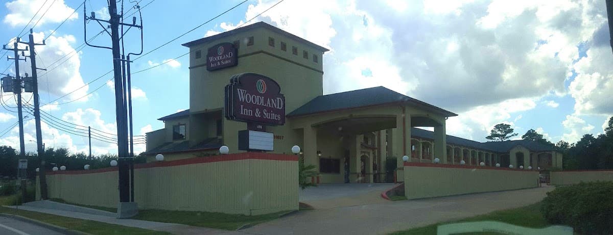 WoodLand Inn & Suites