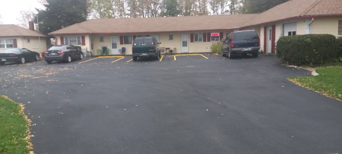 Amboy Motel (Pines Motel)