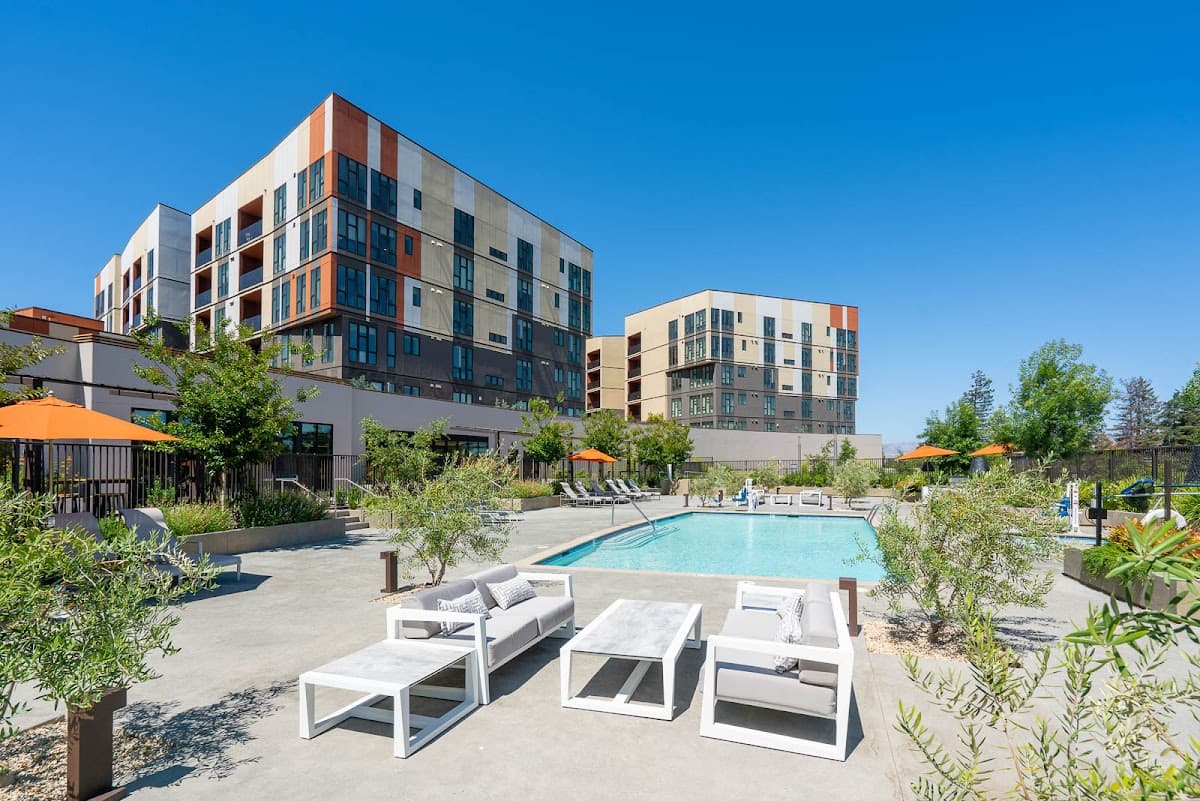 1250 Lakeside Apartments