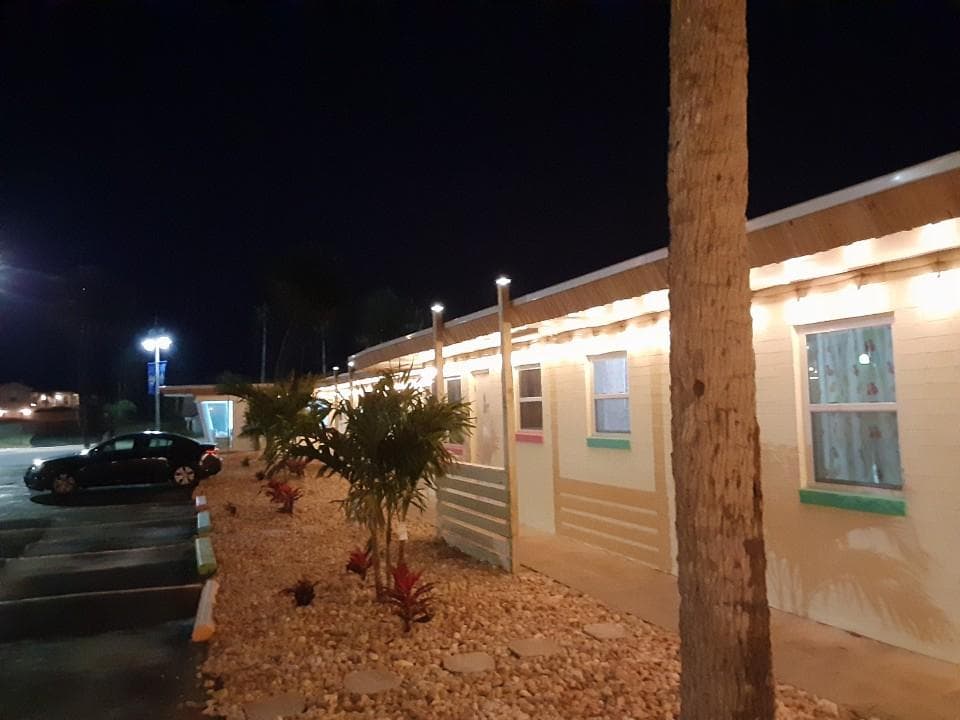 Pineapple Shores Retro Inn