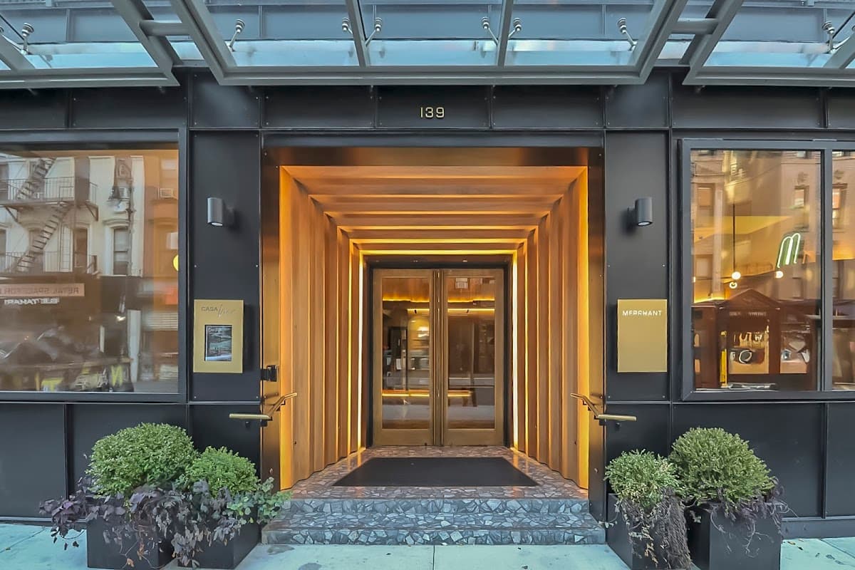 The Merchant Hotel, Sonder