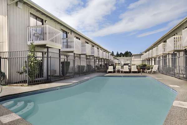 Howard Johnson by Wyndham Hotel & Suites
