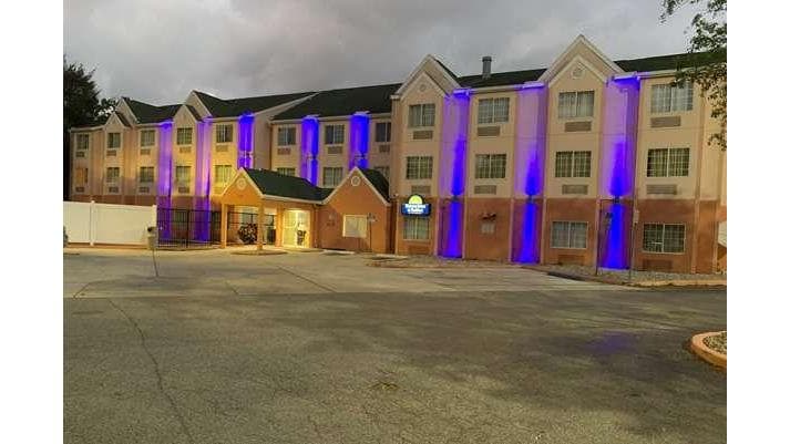 Days Inn & Suites by Wyndham Tampa / Raymond James Stadium