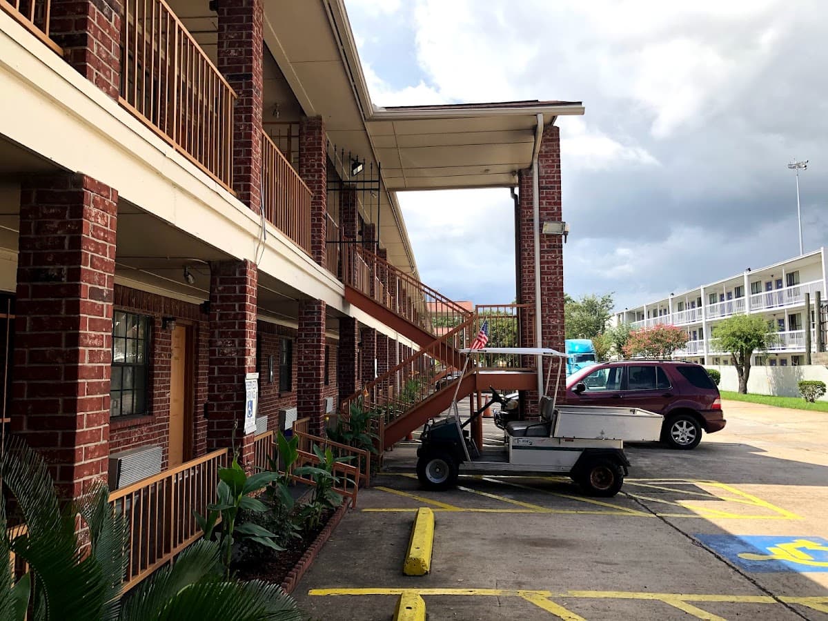 Tweety's 7 Diamond Inn
