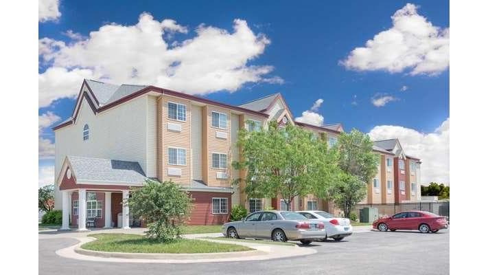 Days Inn & Suites by Wyndham Hutchinson