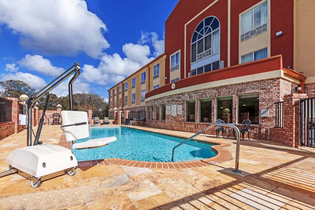 Holiday Inn Express & Suites Lafayette-South by IHG