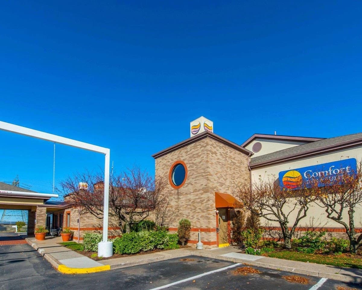 Comfort Inn & Suites Erie - Splash Harbor Indoor Waterpark