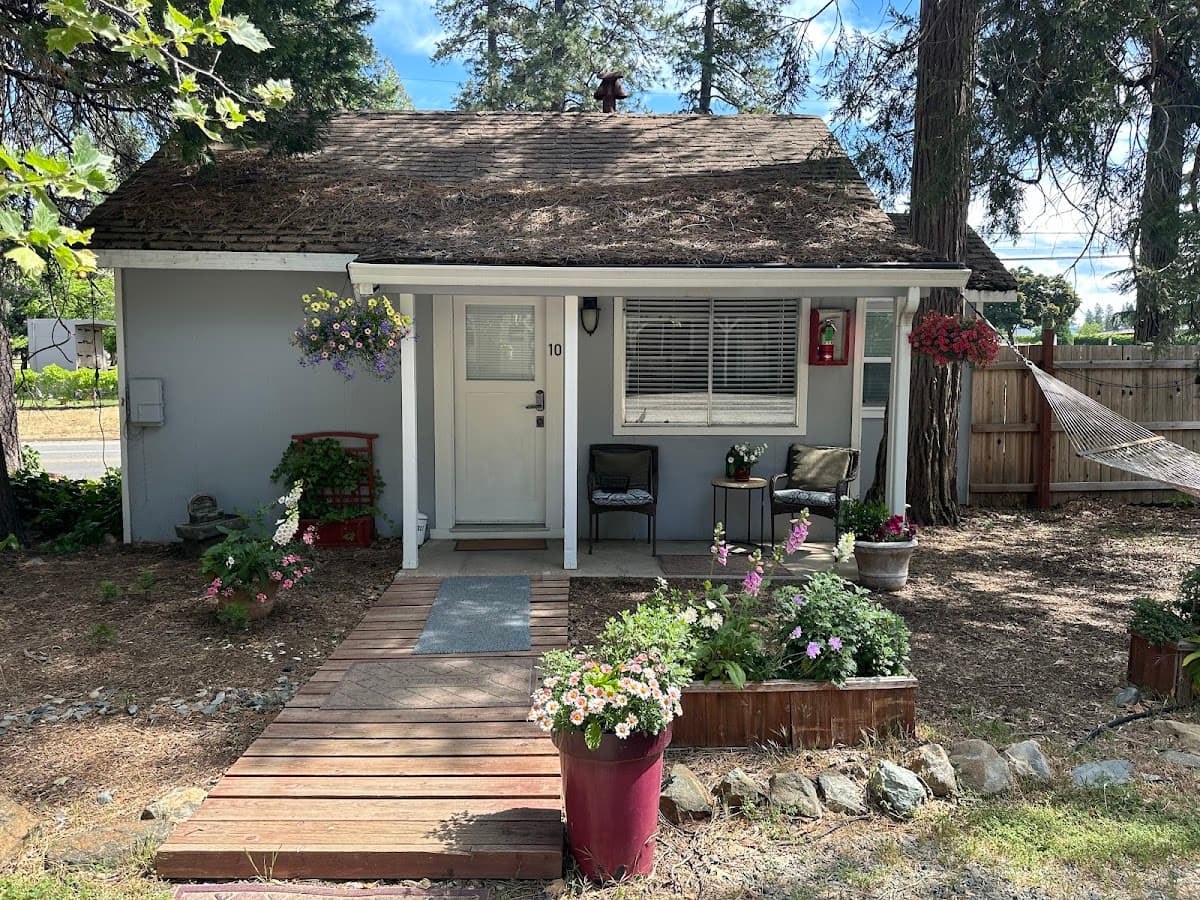 The Pines Inn and Cottages