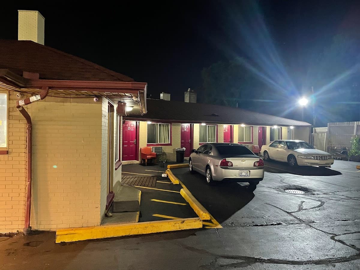 Deluxe Inn Motel
