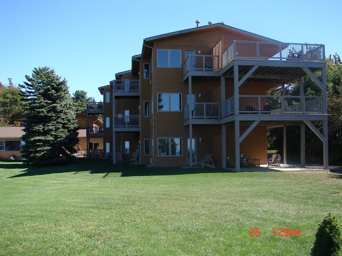 Lake Bluff Inn & Suites
