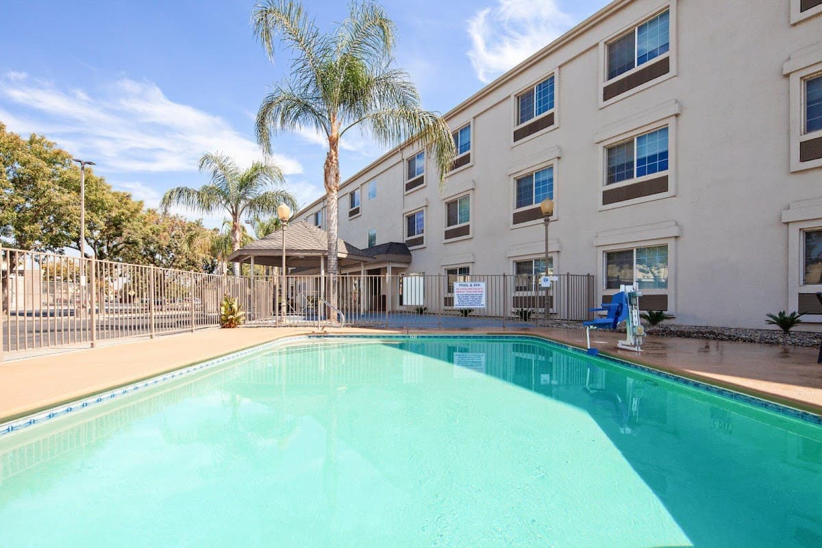 Holiday Inn Express & Suites Tulare by IHG