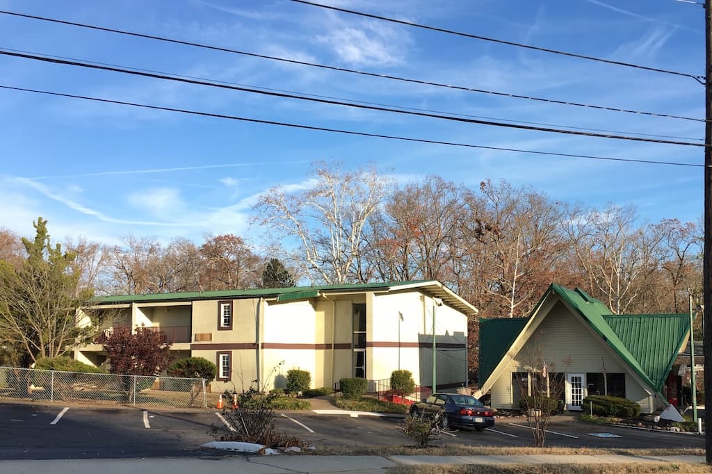 EXECUTIVE INN