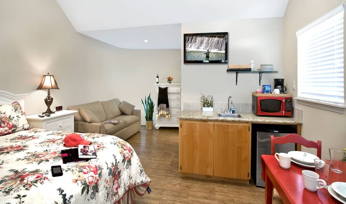 Blanco Riverside Getaway Cottages & RV