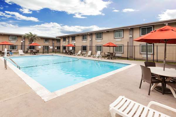 Super 8 by Wyndham Beaumont I-10 / College Street