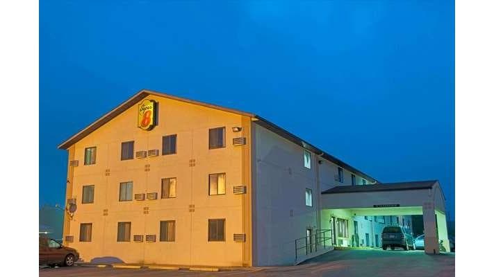 Super 8 by Wyndham Eureka/Six Flags Nearby