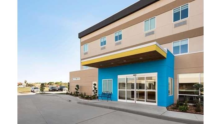Days Inn & Suites by Wyndham Beaumont West / I-10 & Walden